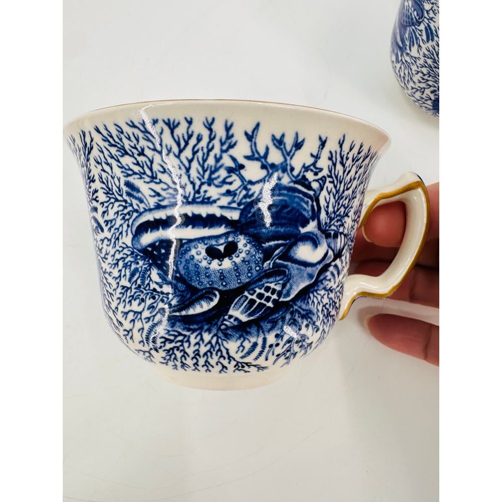2 Mottahedeh Torquay Blue & White Seashell Teacups England Gold Trim Winterthur - Picture 4 of 9